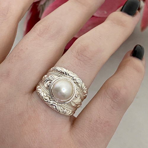 Sterling silver fillagree design classic white Mabe pearl ring 18mm wide
