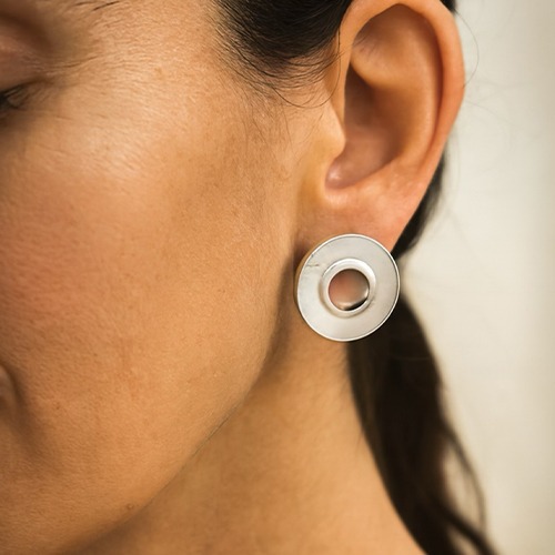 Sterling silver modern round mother of pearl shell stud earrings 20mm size